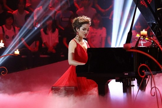 Phương Trinh Jolie tỏa sáng trên sân khấu với tiết mục đánh đàn piano ca khúc A Time For Us. 