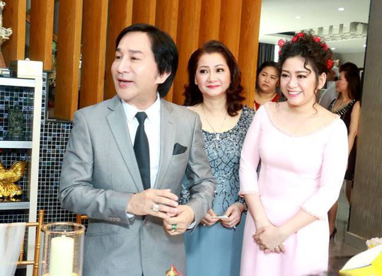 
NSƯT Kim Tử Long và người vợ cũ, trong ngày đám hỏi con gái - diễn viên Kim Phụng.
