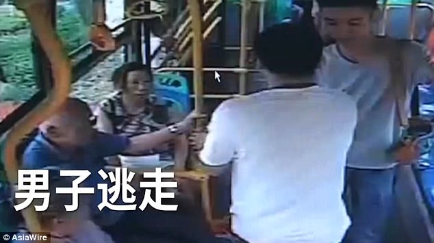 
Khi t&agrave;i xế phanh gấp khiến chiếc xe bu&yacute;t dừng lại th&igrave; hắn đ&atilde; nhanh ch&oacute;ng chạy về ph&iacute;a cửa sau để tẩu tho&aacute;t.
