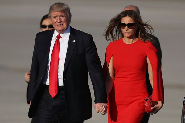 
Vợ chồng ông Trump nắm tay tình cảm ở sân bay quốc tế Palm Beach trong chuyến thăm khu nghỉ dưỡng Mar-a-lago hồi tháng 2. Ảnh: Reuters.
