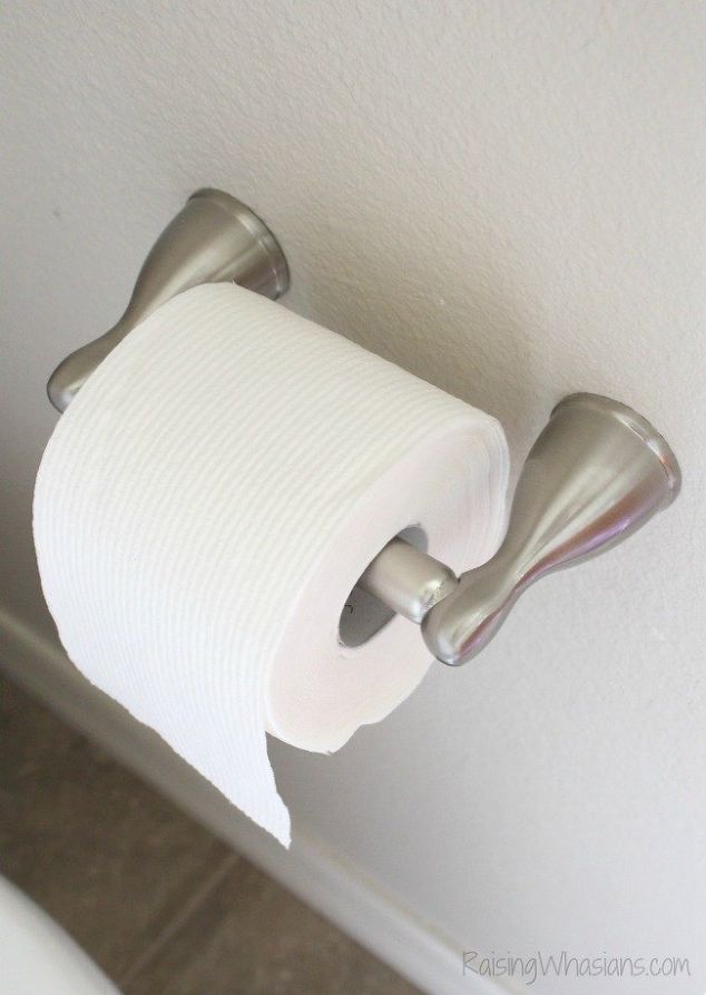 Dùng giấy lau khô bề mặt toilet.