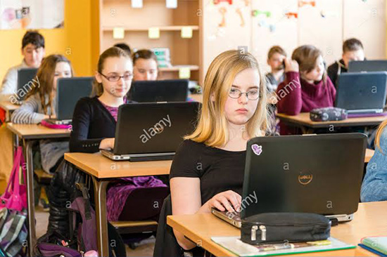 Ở Australia, học sinh được sử dụng laptop trong giờ học. (Ảnh minh họa)