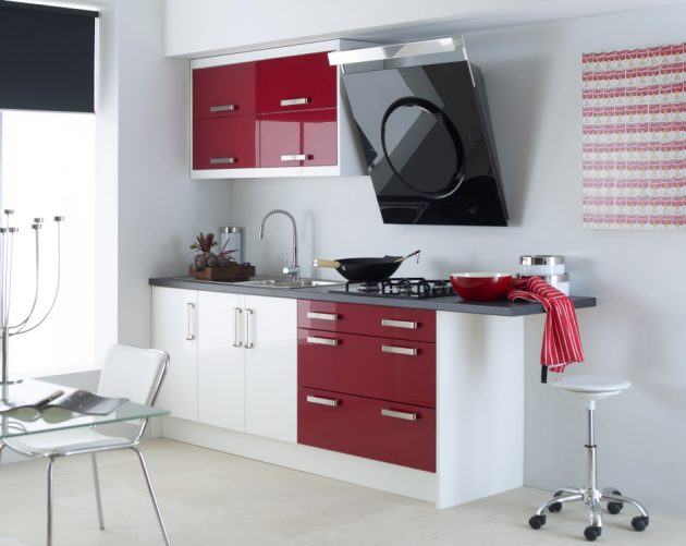 4. Ở một không gian nhà bếp khác, chúng ta lại được chiêm ngưỡng nhà bếp với sắc trắng chủ đạo. Điểm nhấn là những cửa ngăn kéo tủ có màu đỏ đô.