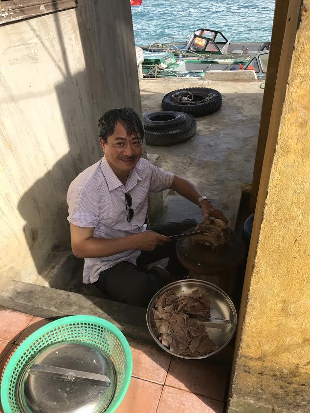Nh&agrave; b&aacute;o Nguyễn Hồng Kỳ l&agrave;m phở tr&ecirc;n đảo Đ&aacute; L&aacute;t