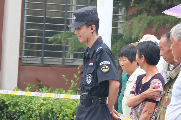 
Một người d&ugrave;ng mạng thậm ch&iacute; c&ograve;n muốn quay ngược thời gian v&agrave; tham gia kỳ thi lần nữa để được gặp cảnh s&aacute;t vi&ecirc;n trẻ tuổi n&agrave;y.
