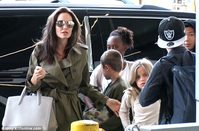 
Angelina Jolie và 6 con xuất hiện tại sân bay quốc tế Los Angeles vào ngày 17/6 vừa qua.

