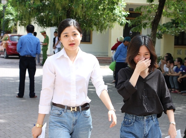 Cô bạn ở Nghệ An có gương mặt tròn xinh bước ra khỏi phòng thi sau môn Văn.