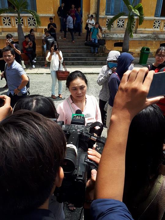 Bà Hồ Mai Phương trong vòng vây của phóng viên sau phiên tòa