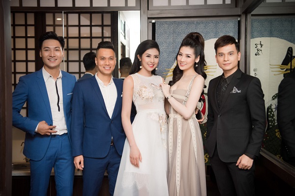 
Cách đây vài ngày, Việt Anh có dịp sánh vai cùng Hoa hậu Ngọc Hân, Á hậu Tú Anh và bộ đôi nam thần khác trong làng giải trí. Anh lựa chọn bộ vest màu xanh tím than.
