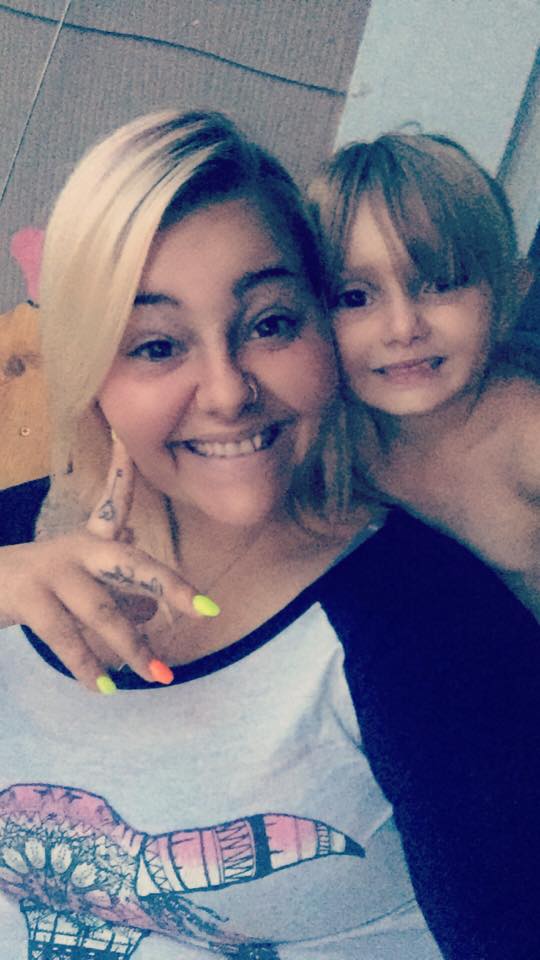 
Hai mẹ con chị Tamara. (Ảnh: NTD)
