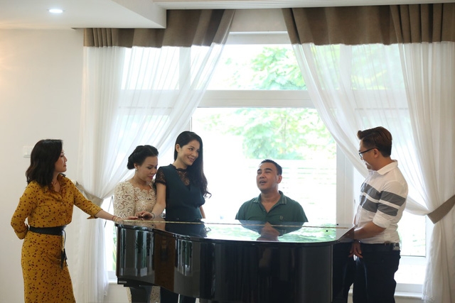
Tại phòng khách sang trọng, Quyền Linh đã trổ tài vừa đàn piano vừa hát tặng vợ để ôn lại thuở đầu quen nhau. Hai vợ chồng còn khiến các đồng nghiệp ghen tị khi tình tứ diện áo cùng màu.
