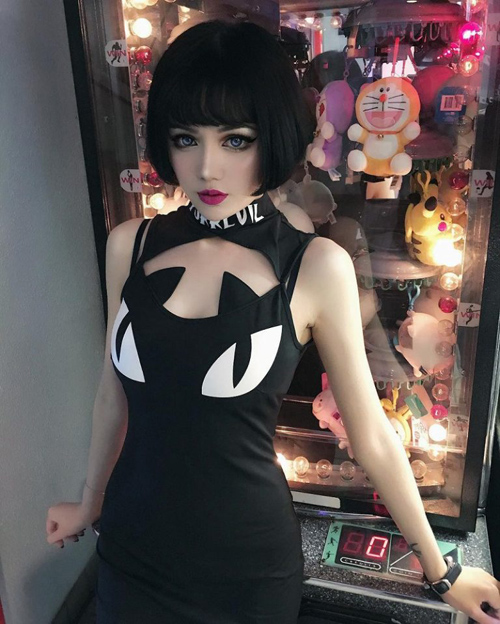 
Mẫu nữ 25 tuổi cũng thỉnh thoảng mặc c&aacute;c trang phục cosplay.
