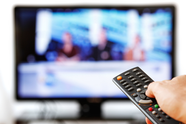 Thói quen tắt tivi bằng điều khiển từ xa có thể khiến tivi bị giảm tuổi thọ