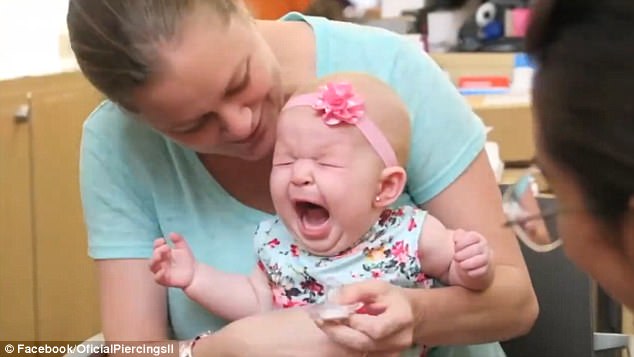 
Tuy nhi&ecirc;n 2 người mẹ n&agrave;y lại c&oacute; những l&yacute; lẽ ri&ecirc;ng để bảo vệ cho h&agrave;nh động của m&igrave;nh.
