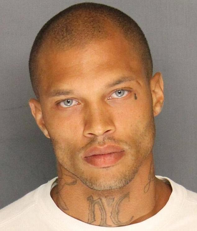 
H&igrave;nh xăm NC tr&ecirc;n cổ của Jeremy Meeks tượng trưng cho Northern Crips v&agrave; h&igrave;nh xăm giọt nước mắt cạnh kh&oacute;e mắt l&agrave; biểu tượng của một băng đảng giết ch&oacute;c. (Ảnh: dailymail)
