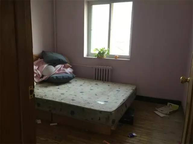 Phòng ngủ nhỏ bé trong căn nhà chứa đầy bụi bặm.