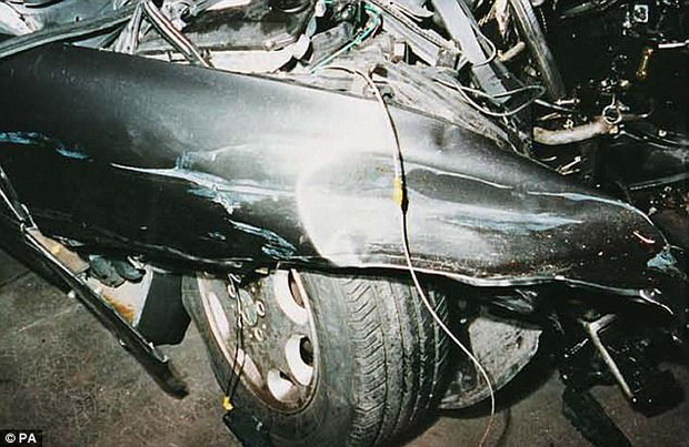 
Màu sơn trắng trên chiếc xe Fiat Uno của Thanh lại được coi là trùng hợp với vết trầy được tìm thấy trên chiếc Mercedes trong vụ tai nạn.

