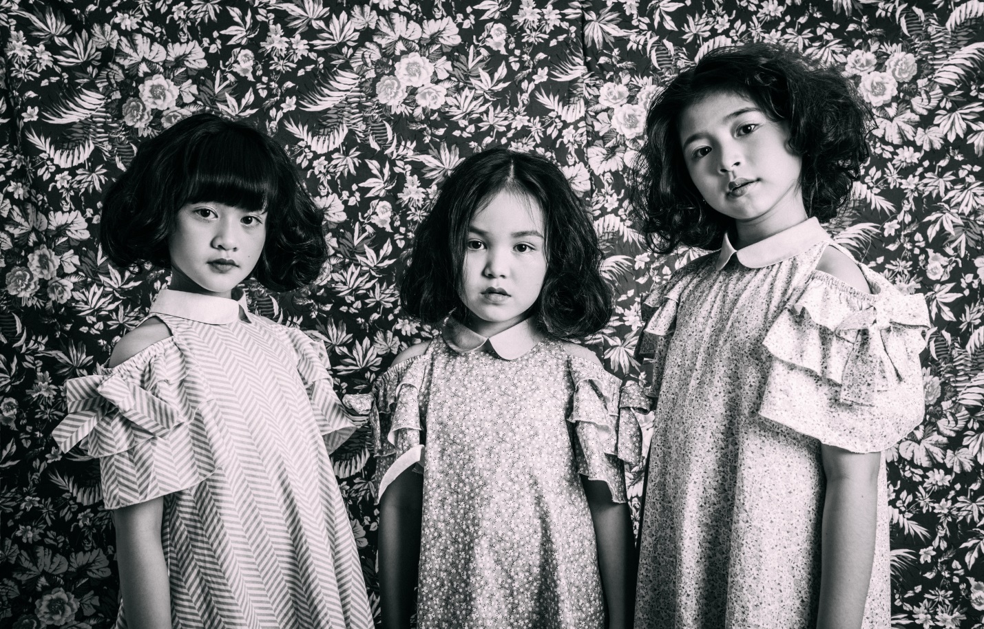 Xu hướng váy áo hở vai cùng cổ peterpan ở thời trang dành cho các quý cô đã được chuyển nhượng cho các bé gái.