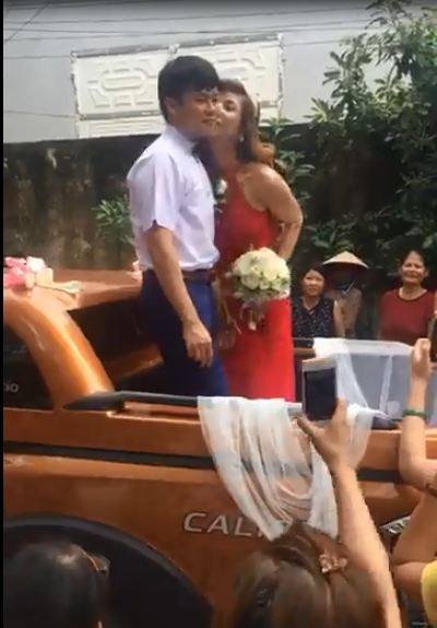 
Cô dâu trao cho chú rể một nụ hôn lãng mạn (ảnh cắt từ clip).
