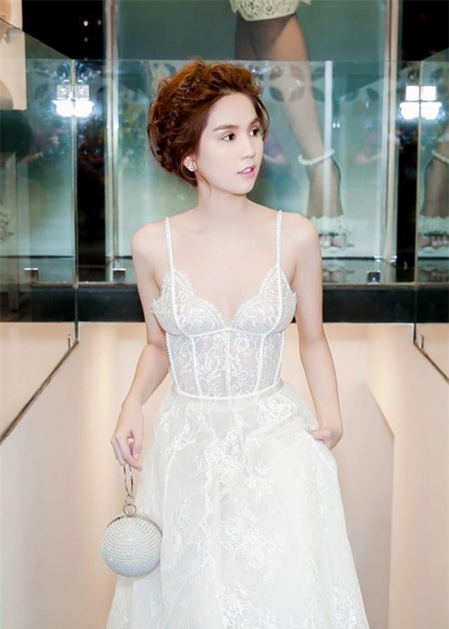 Tóc tết búi phồng khiến Ngọc Trinh hội tụ đủ các tính từ: sang trọng, ngọt ngào, ngây thơ, tinh khiết