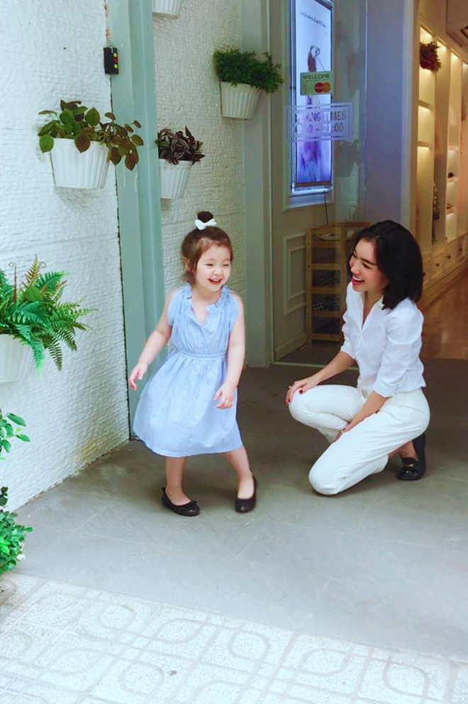 ... nhưng vẫn đủ sự chững chạc, tinh tế và đằm thắm của một bà mẹ 2 con.