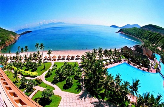 
Nhà chồng Thiên Lý sở hữu tập đoàn Hoàn Cầu, ngân hàng Nam Á, khu resort Diamond Bay cùng nhiều bất động sản giá trị. Tháng 4/2013, người đẹp bất ngờ được ngân hàng Nam Á công bố sở hữu hơn 14,7 triệu cổ phiếu Nam Á, trị giá 147 tỷ đồng.
