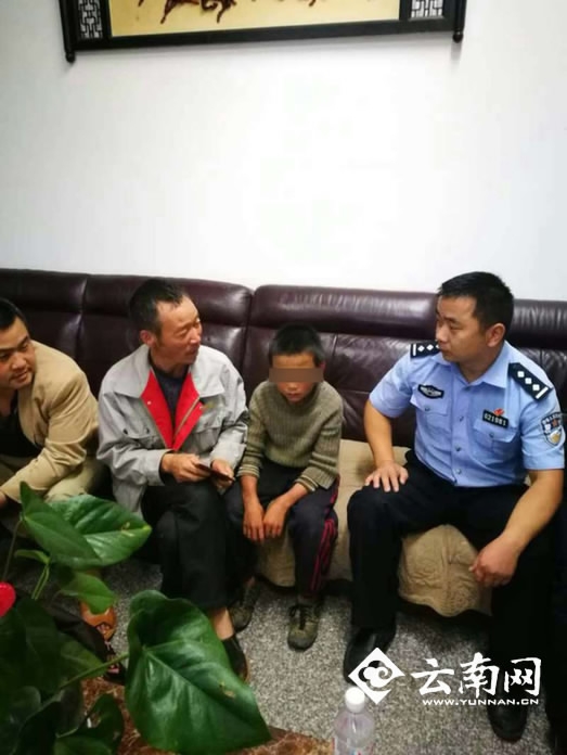 
Bố Mậu lên đón con trai tại đồn cảnh sát. (Ảnh: Yunnan.cn)
