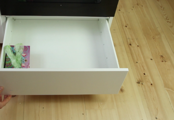 Cả ngăn tủ đựng bao ni l&ocirc;ng bỗng chốc thu b&eacute; lại vừa bằng v&agrave;i hộp giấy. (Ảnh: cleverly)