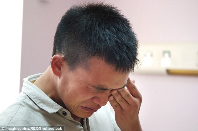
Tuyệt vọng, ông bố đã khóc nức nở cầu xin các bác sĩ cứu giúp con mình để cho bé 1 cơ hội sống.
