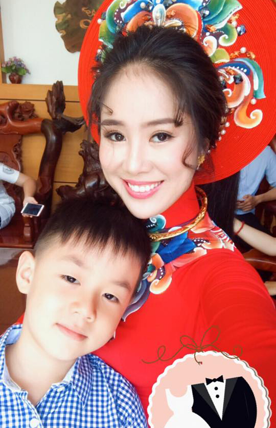 Bé Cà Pháo cũng theo mẹ về nhà chồng. Cậu nhóc dành tình cảm đặc biệt cho cha dượng Trung Kiên.
