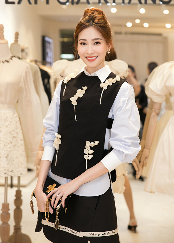 Hoa hậu Đặng Thu Thảo trẻ trung và tạo được nét ấn tượng riêng nhờ trang phục thiết kế độc đáo bởi hoạ tiết hoa linh lan thêu nổi.
