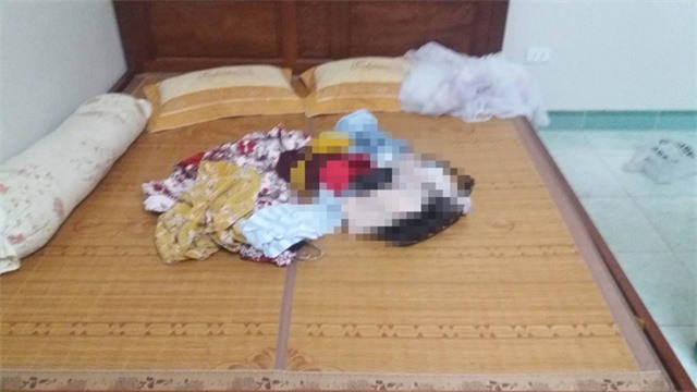 C&ocirc; bồ nh&iacute; v&agrave; quần &aacute;o tư trang trong ph&ograve;ng ngủ.