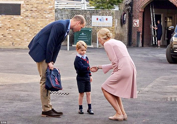 
Cô Helen Haslem, hiệu trưởng trường chào đón chào cậu bé Hoàng gia vào lớp học.

