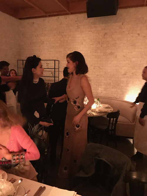 Tại bữa tiệc, cựu diễn viên Thủy Tiên có dịp gặp gỡ Selena Gomez. Giọng ca Love you like a love song rất thân thiện trò chuyện với mẹ chồng Hà Tăng dù mới lần đầu làm quen.