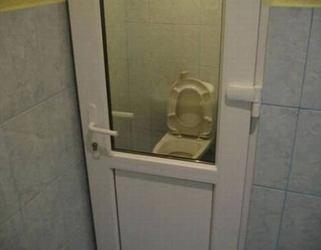 Nhà vệ sinh này có cửa rất chắc chắn, nhưng lại có gì đó...sai sai!