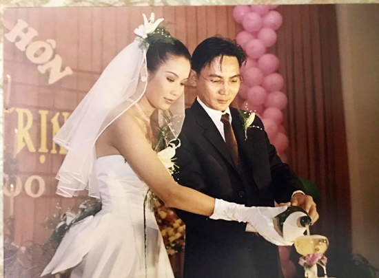 Ngắm những bức ảnh cưới từ ngày công nghệ còn chưa hiện đại, càng thấy nhan sắc vượt thời gian của Trịnh Kim Chi. Sau 17 năm, dường như chị vẫn đẹp như thời con gái.