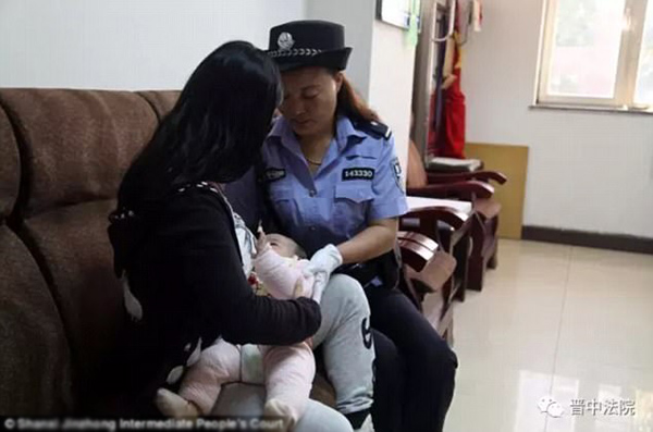 Sau khi người mẹ ra khỏi phi&ecirc;n t&ograve;a, c&ocirc; được một nh&acirc;n vi&ecirc;n cảnh s&aacute;t kh&aacute;c trao lại con.