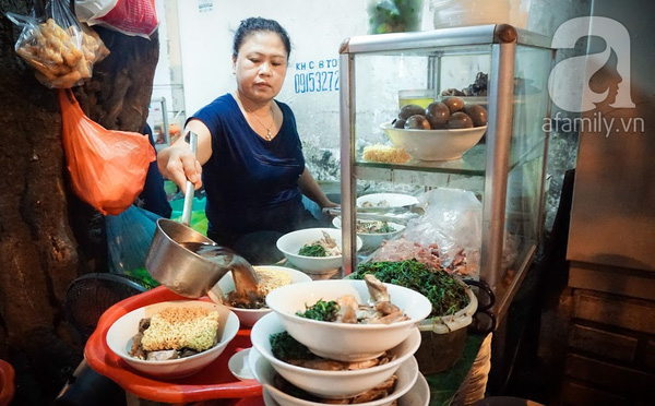 Hiện tại ngoài gà tần, khách có thể gọi thêm trứng bắc thảo, óc trần, tim… ăn cùng. Một bát mì gà tần ở đây có giá 40 ngàn đồng, nếu ăn thêm tim, trứng... thì đương nhiên là thêm tiền, nhưng nhìn chung có ăn thêm thì cỡ 50 đến 60 ngàn cũng đủ để bạn có một bữa ăn vừa no, vừa ngon.