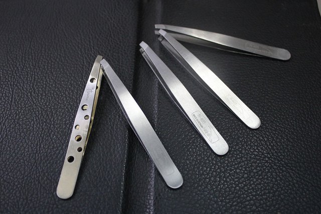 Bộ đồ nghề của những nữ nhân viên làm nghề nhổ tóc bạc.