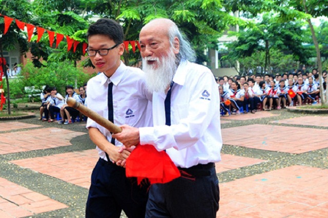 
Không chỉ truyền cảm hứng cho học sinh trường Lương Thế Vinh, thầy Văn Như Cương còn truyền cảm hứng cho cộng đồng người mắc bệnh ung thư.
