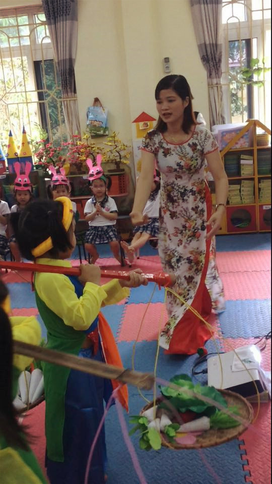 
Cô giáo Đàm Thị Hiên trong một tiết dạy âm nhạc.
