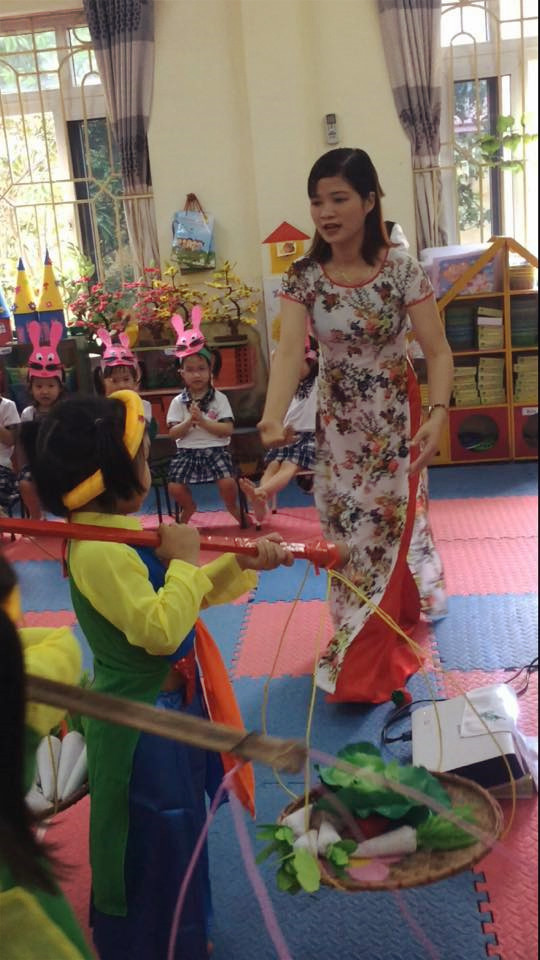 
C&ocirc; gi&aacute;o Đ&agrave;m Thị Hi&ecirc;n trong một tiết dạy &acirc;m nhạc.
