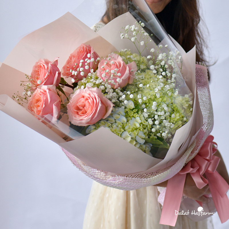 Bó hoa hồng xinh xắn mang thông điệp “Chỉ riêng mình em”