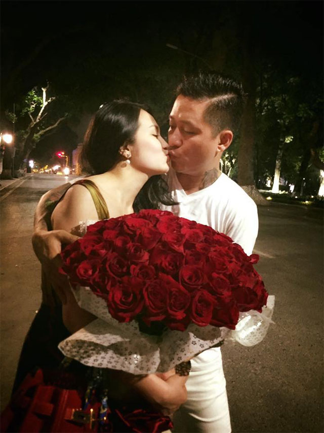 Trước đó, Tuấn Hưng cũng tặng bó hồng đỏ thắm và trao nụ hôn ngọt ngào cho Thu Hương trong ngày sinh nhật lần thứ 27 của cô.