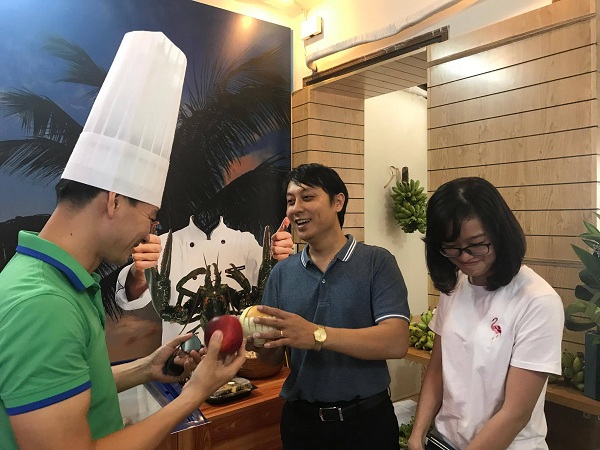 Nghệ sĩ Xuân Bắc tặng quà cho khách hàng đến mua thực phẩm hữu cơ tại Smile Cook