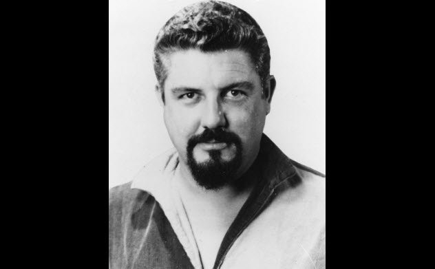 Ch&acirc;n dung nghi phạm Edward trong hồ sơ của FBI.
