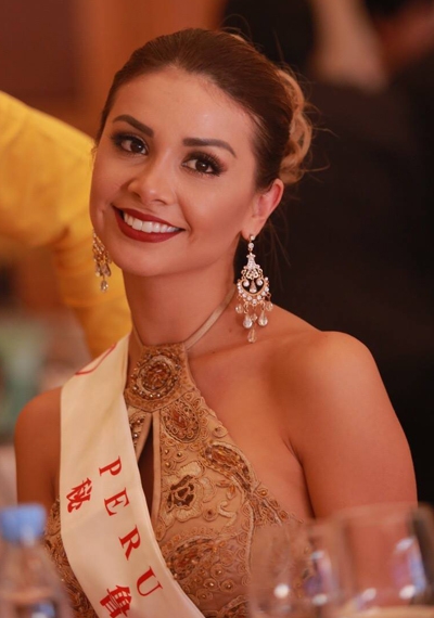 Hoa hậu Peru mặc váy dạng yếm, đính đá cầu kỳ.