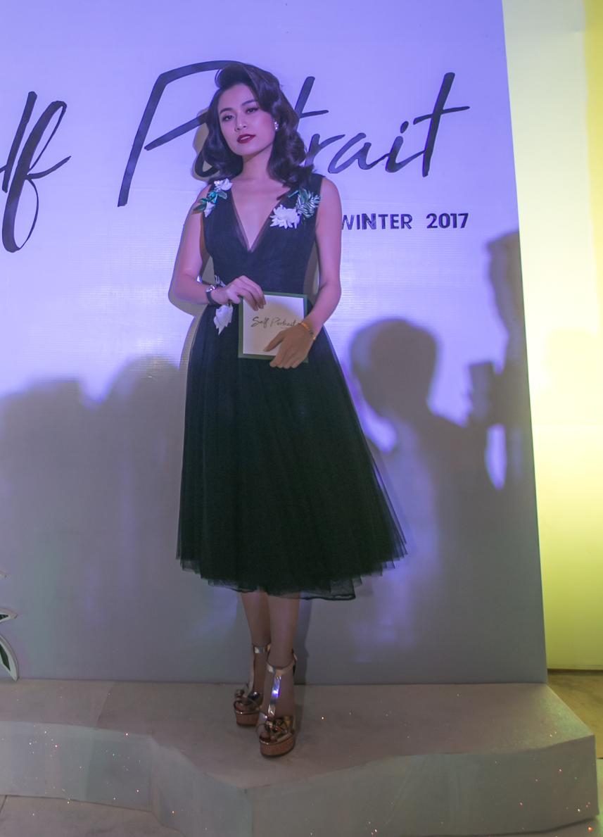 Hoàng Thùy Linh trông có phần già hơn tuổi thực khi phục trang theo lối đằm thắm, quyến rũ với phong cách cổ điển.