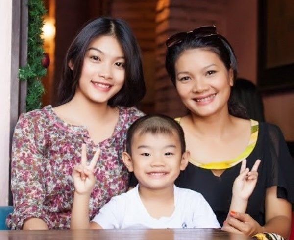 Diễn vi&ecirc;n Kiều Trinh v&agrave; hai con.