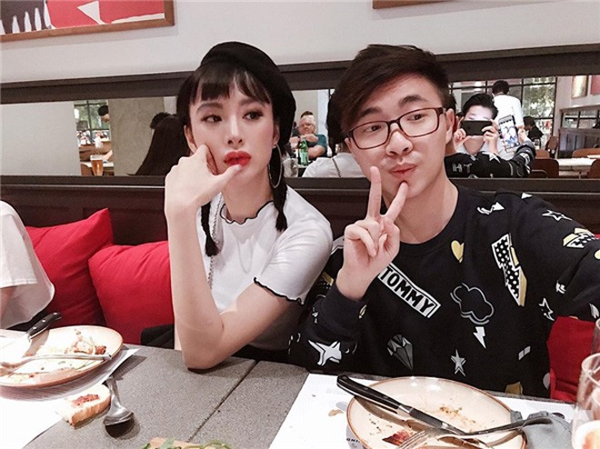 Phương Trinh còn giải thích thêm: “Không có chuyện một cô gái đi quay từ tờ mờ sáng tới khuya mịt mờ về tới nhà mà có thời gian đi bơm sửa gì đâu.